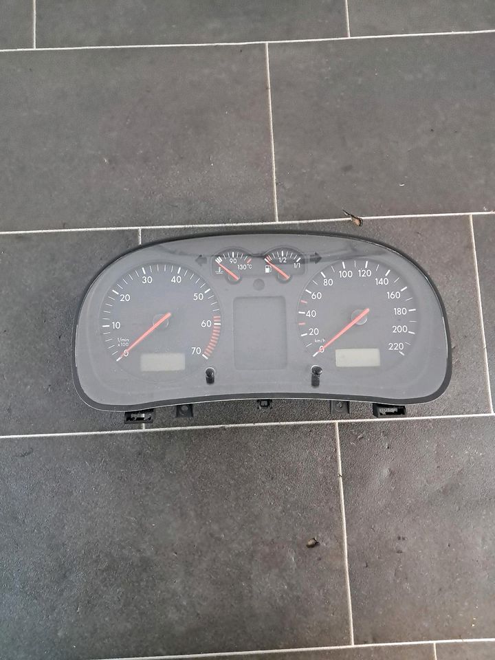 Tachometer Tacho VW Golf 4(Benzin)1998_2004(1J0919861)original in Wuppertal