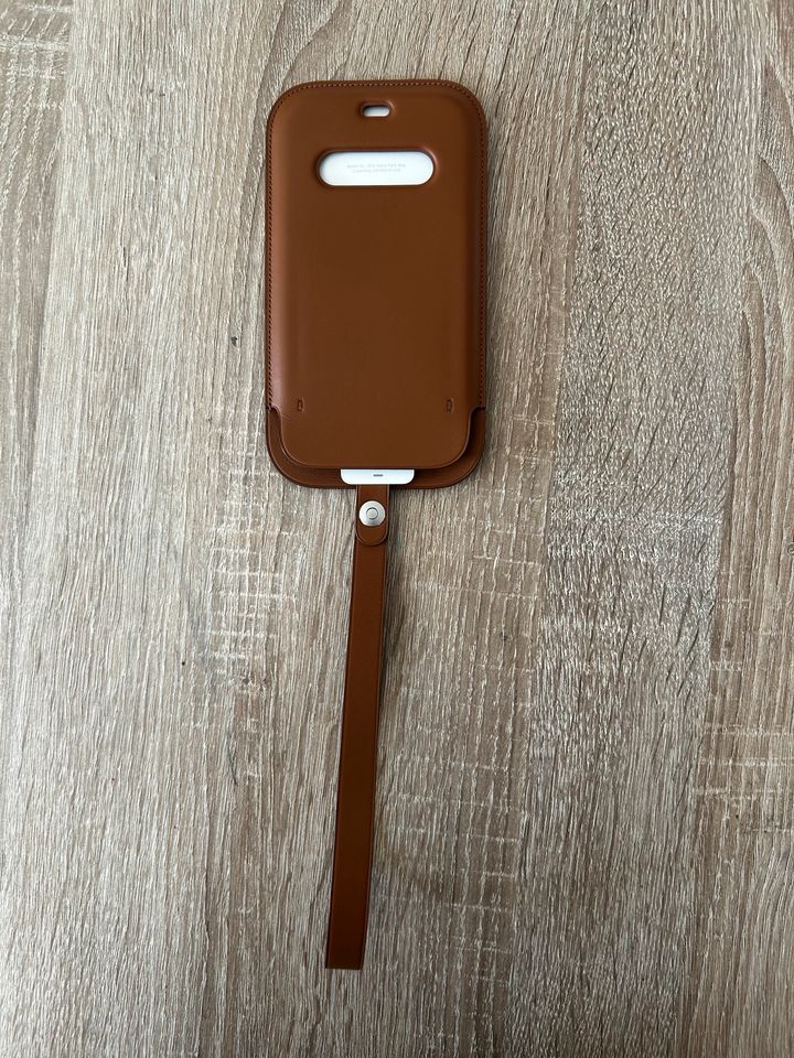 Original Apple Leather Sleeve für iPhone 12 / 12pro in Rödermark