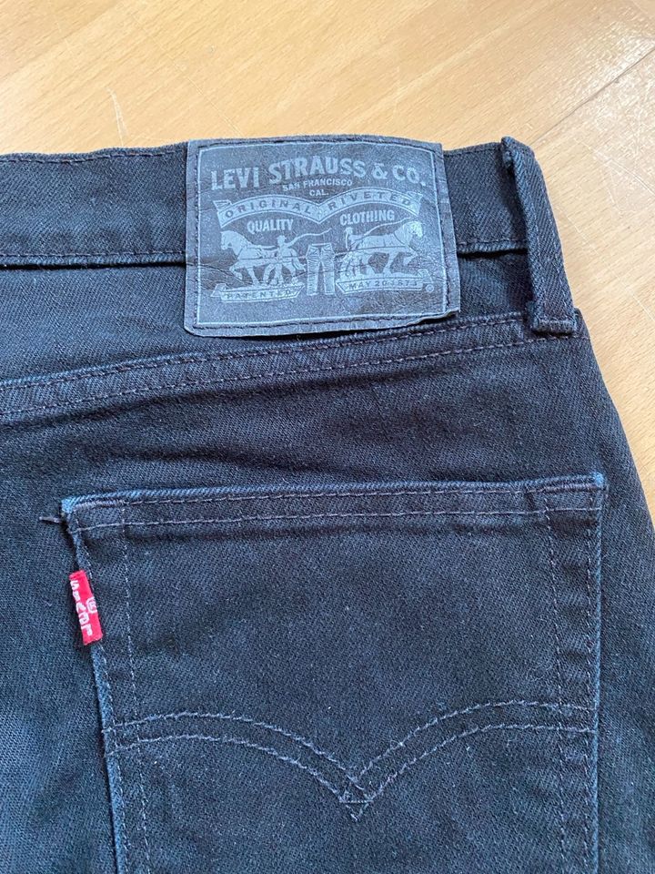 levis  30/32 schwarz herren in Mainz