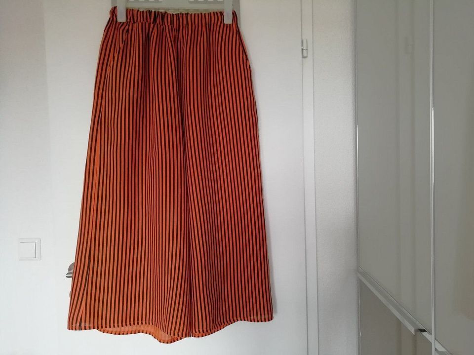 Leinenhose orange/schwarz ca. Gr. 42 bzw. 3, neuwertig. in Renningen