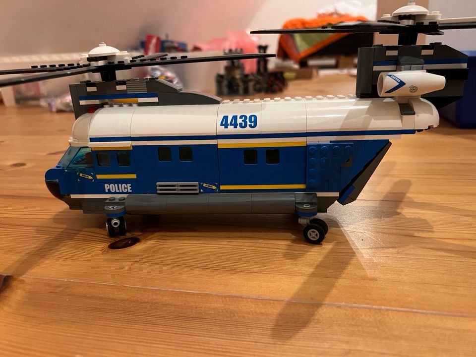 Lego City Polizeistation 60047 und Hubschrauber 4439 in Berlin