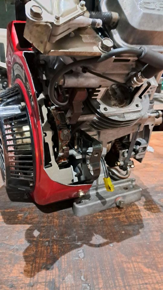 Briggs & Stratton Vanguard Schnittmodell Motor in Berga/Elster