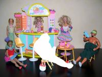 Barbies Möbel und Zubehör Barbiemöbel Barbiepuppen Barbie Ken Hessen - Langenselbold Vorschau