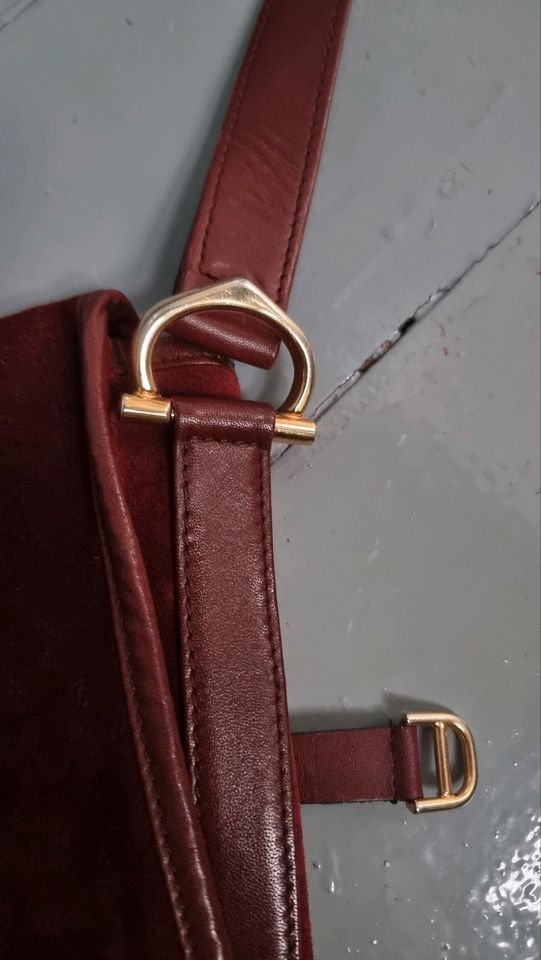 Cartier umhänge tasche vintage bordeaux rot leder in Overath