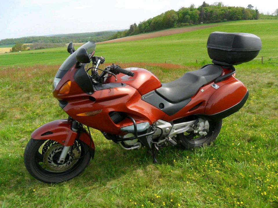 Honda NT650V DEAUVILLE in Felsberg