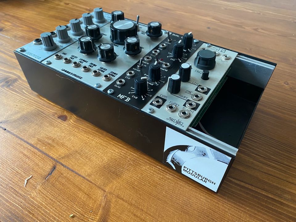 kleines Eurorack Case mit feinen Modulen in Erfurt