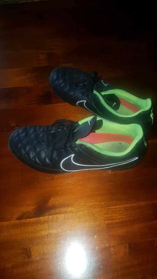 Fußballschuhe 38,5 Nike in Reichshof