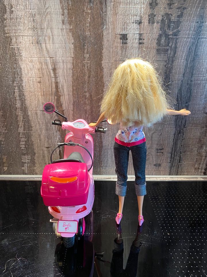 Barbie Puppe mit Vespa Motorroller Mattel P6560 Pink in Bottrop