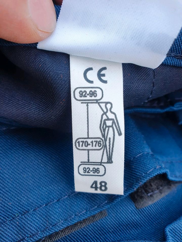 Sicherheits Kleidung Hosen Poloshirts Regenhose in Aachen