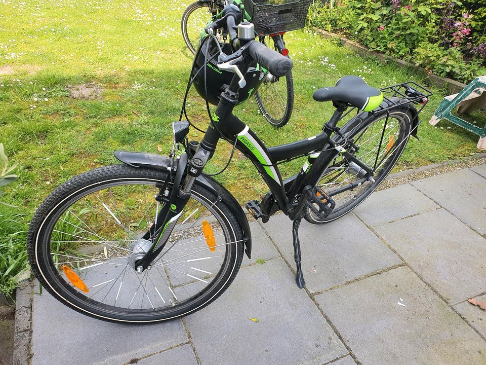 Jungen Fahrrad in Grefrath