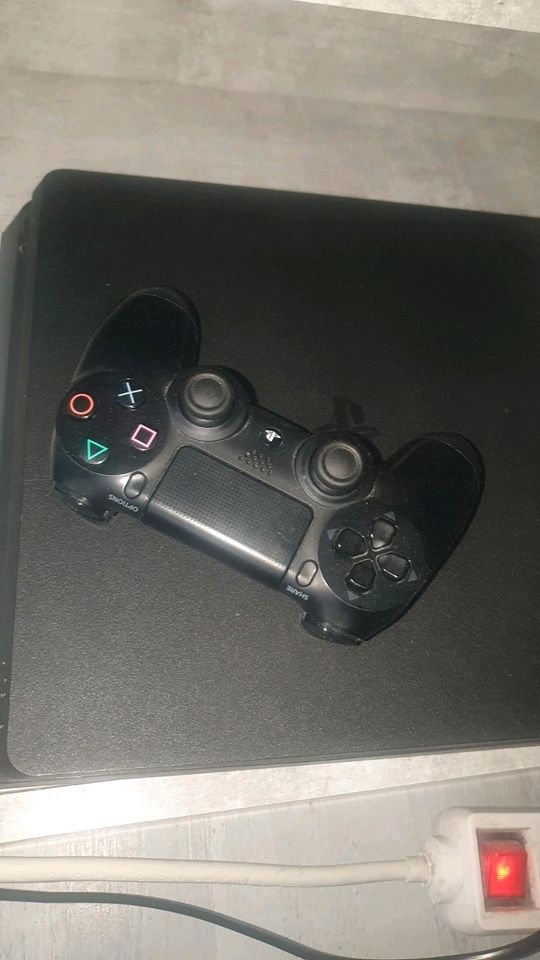 Playtstion 4 inkl 1Controller in Berlin