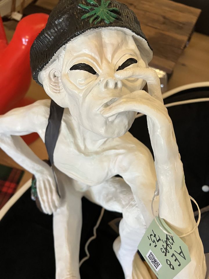 Alien Außerirdischer Sitzend Canabis Deko Dekoration Statue Figur in Enger