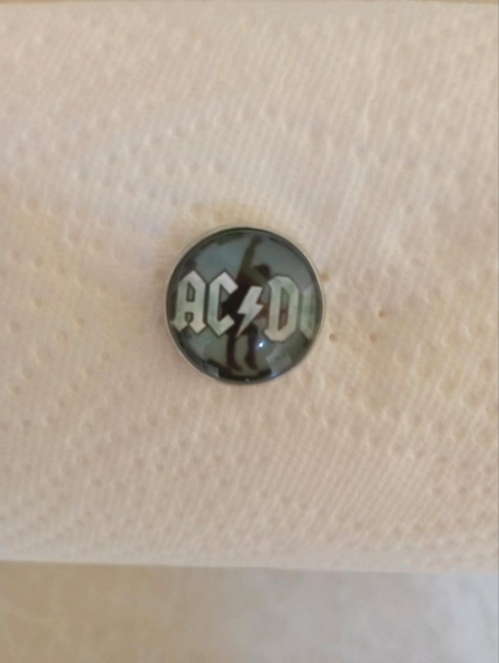 Biete tolle ACDC Pins zum Preis für 4 Euro zum Verkauf an in Wernigerode