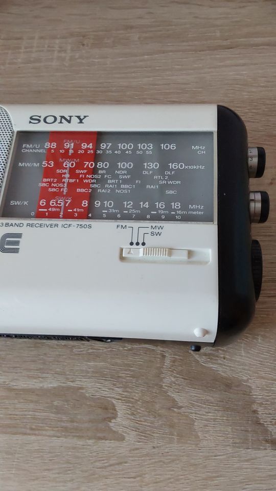 Sony Radio 3 Band Receiver ICF-750 S mit Kabel, funktioniert in Berlin