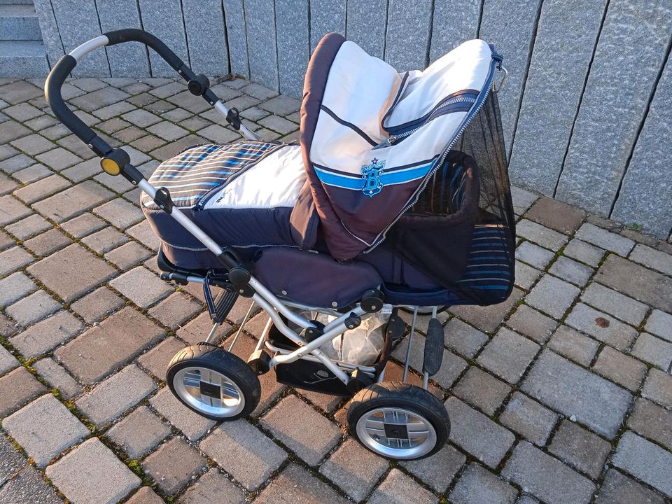 Kinderwagen Luftbereifung in dunkelblau und weiß von Babywelt in Steinach Baden