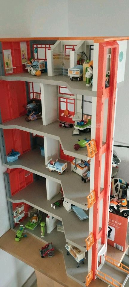 Playmobil Kinderklinik mit diversen Zubehör, Fahrzeugen, Ärzten.. in Altenbeken