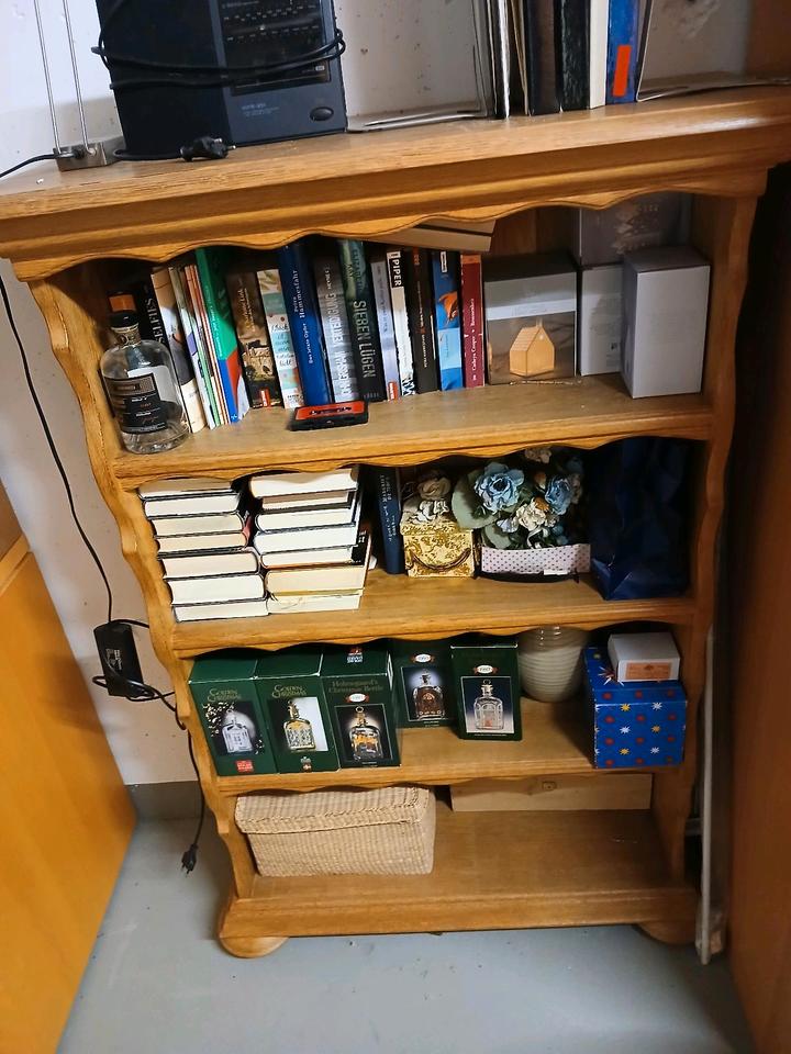 Verkaufe Bücherregal Eiche massiv, gelaugt im besten Zustand in Gelsenkirchen