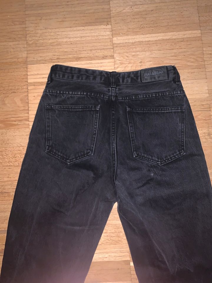 Pull&Bear Moms Jeans Denim mit zwei Löchern Schwarz Gr.36 in Frankfurt am Main