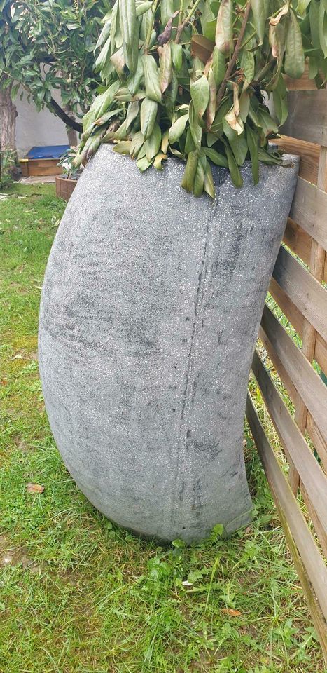 XXL Design Übertopf Vase grau halb rund Garten in Weinheim