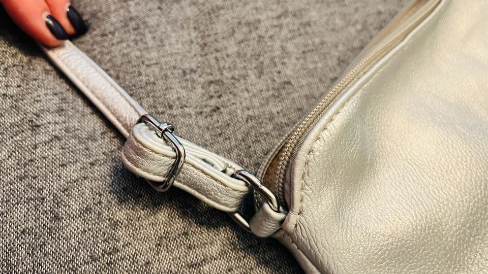 Schultertasche Silber sehr modern. in Gelsenkirchen