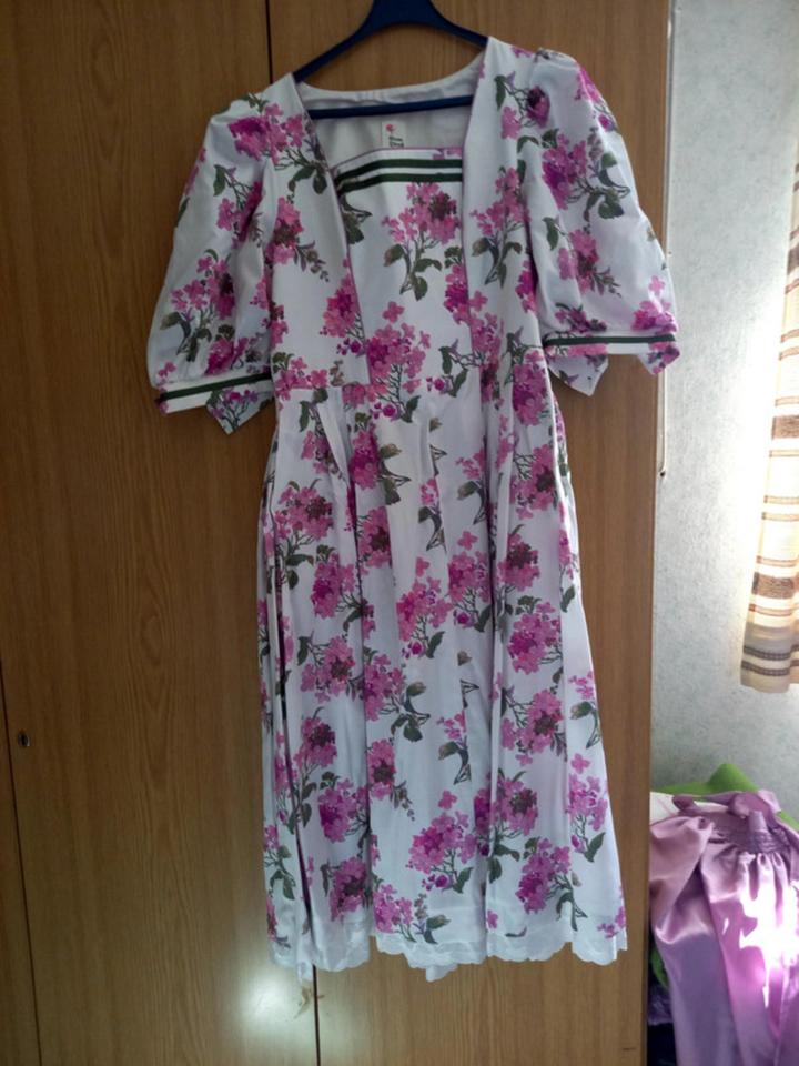 Dirndl Kleid rosa Blumen rosa Schürze kurzer Arm in Schwarzenbach a d Saale