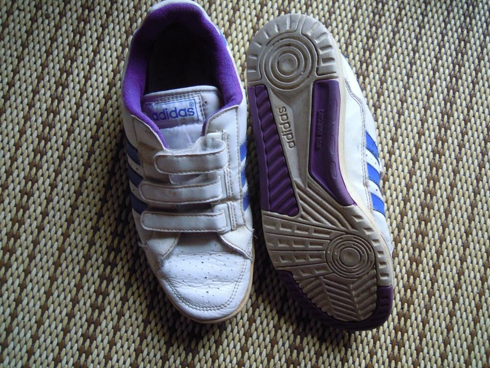 2x adidas Sportschuhe entspr. Gr.38/39 mit heller Sohle in Kassel