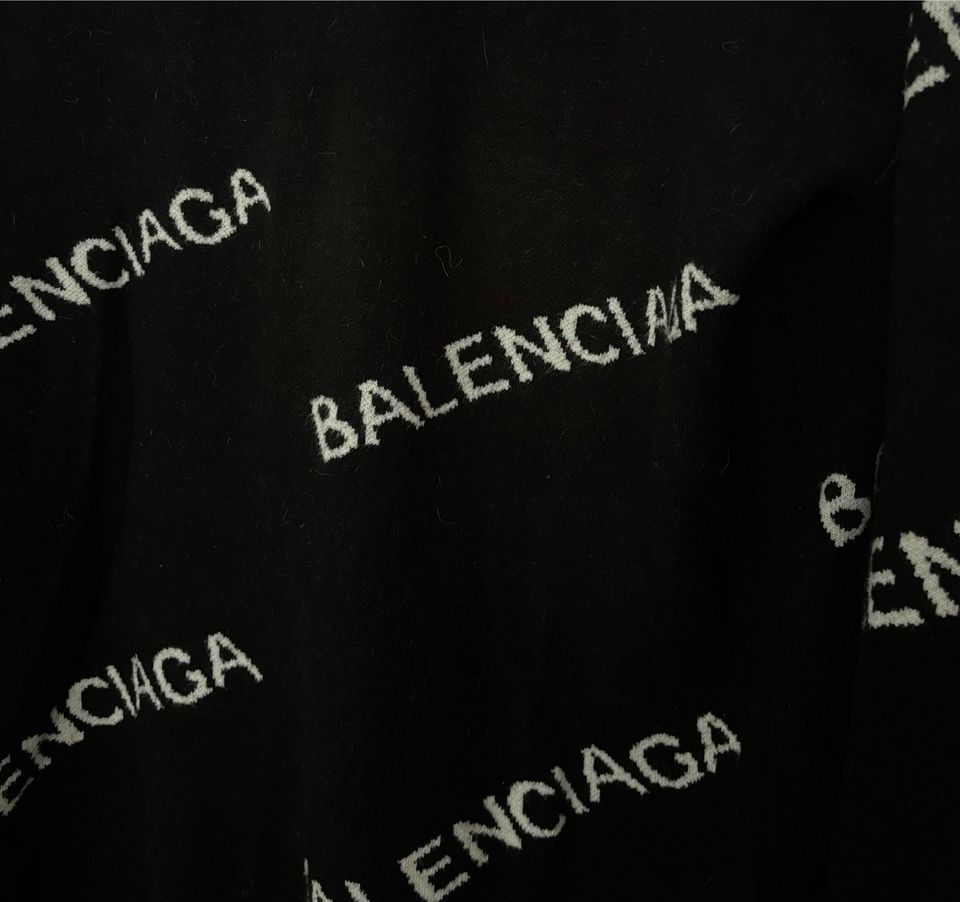 Pullover in schwarz mit Schriftzug in Bad Kreuznach