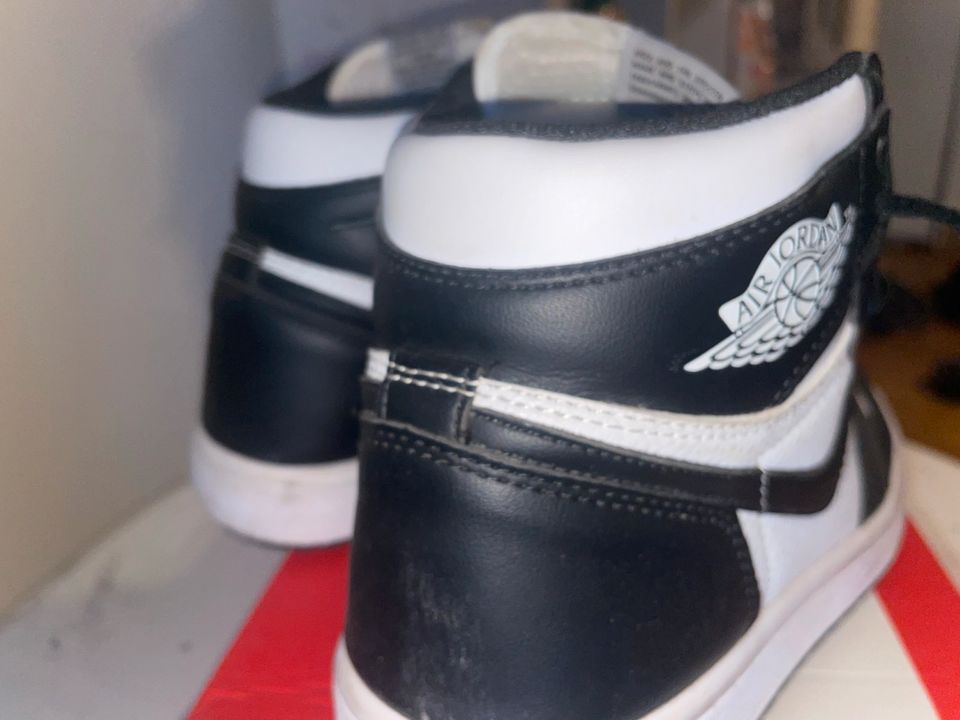 Jordan 1 high schwarz weiß mit orginalen Karton in Geisenhausen