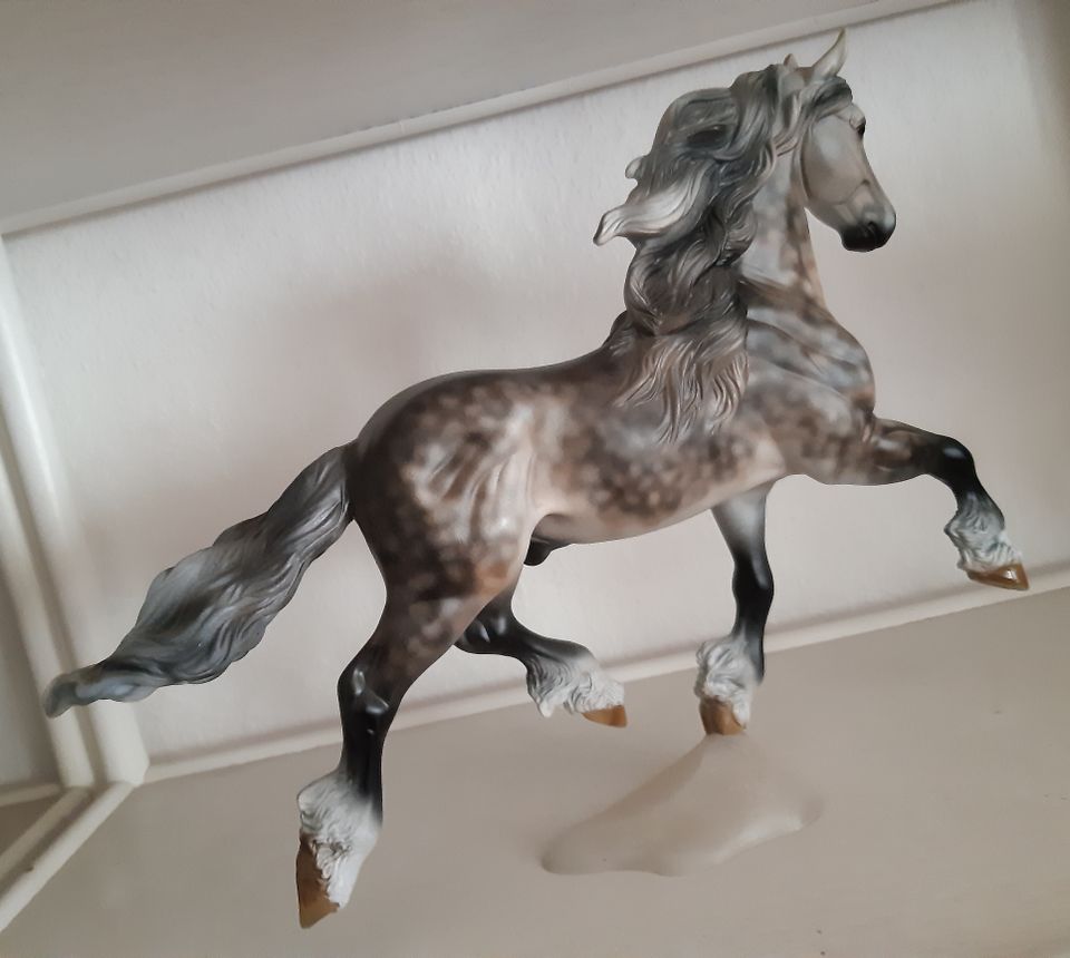 MODELLPFERD BREYER FRIESE dappl ROSE GRAY CM JCLAUS USA LSQ in Oberursel (Taunus)