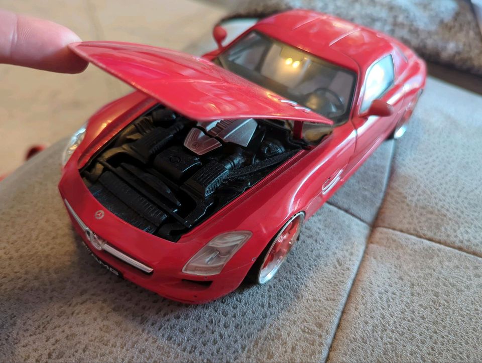 Mercedes SLS AMG 1:18 Modellauto Felgenumbau Mondo Motors in Wesendorf