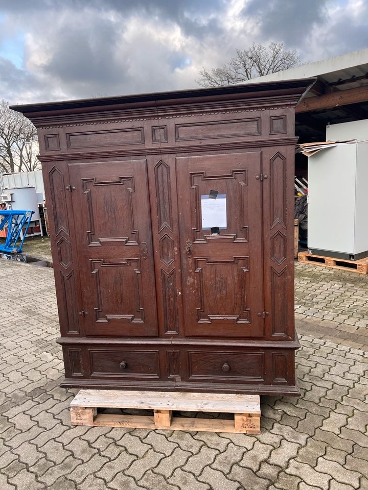 Antik Schrank anno 1700 in Celle