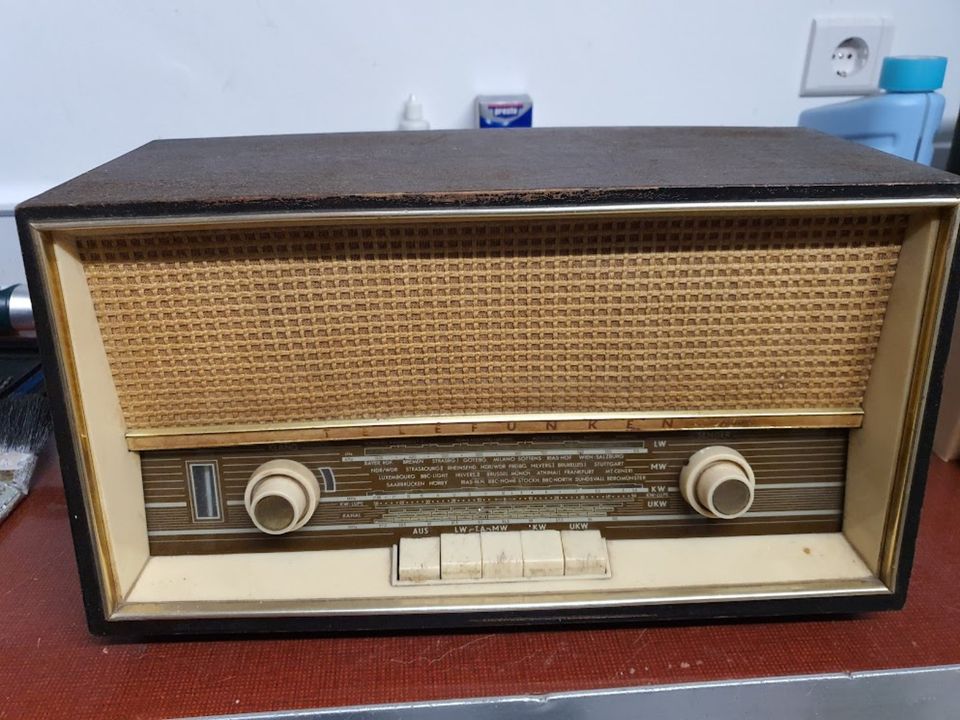 VK. ein altes Röhrenradio von Telefunken in Goslar