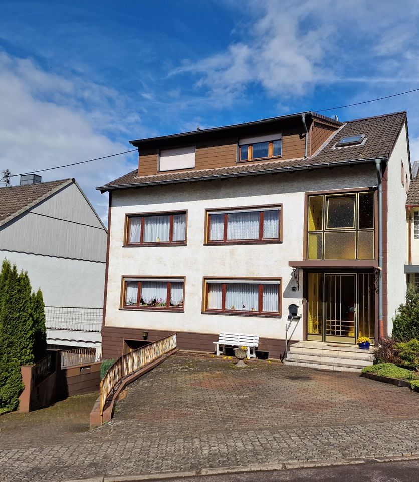 Dreifamilienhaus mit großem Grundstück, Garage und barrierefreiem Zugang in Waldrandnähe in Wadgassen-Differten in Wadgassen