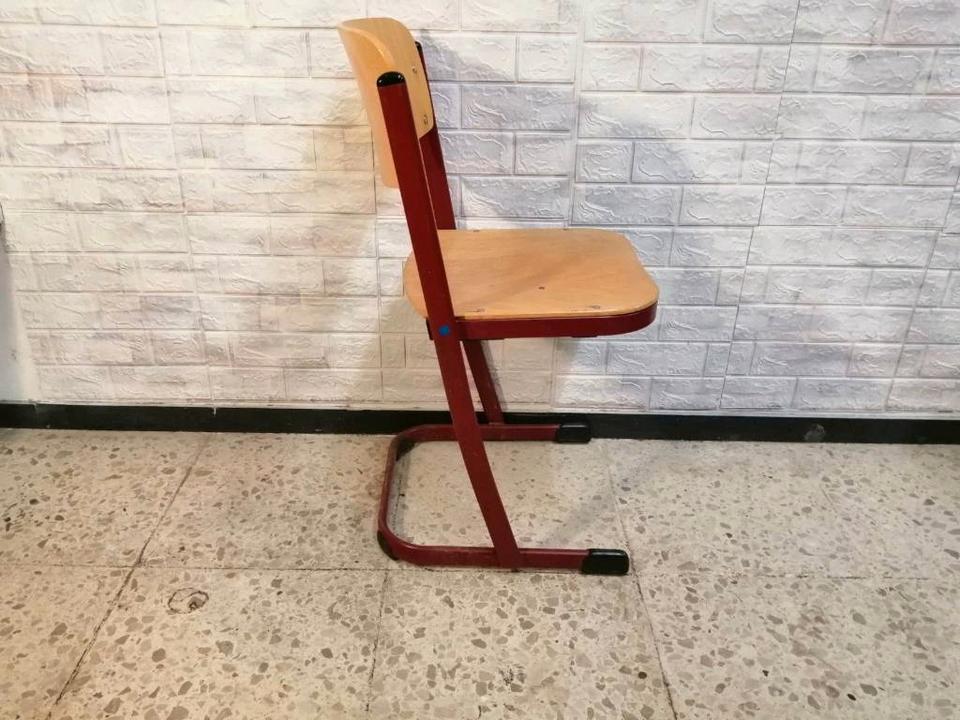 2 Schulstühle Stapelstühle Bürostühle Stühle Stk 25€ in Taunusstein