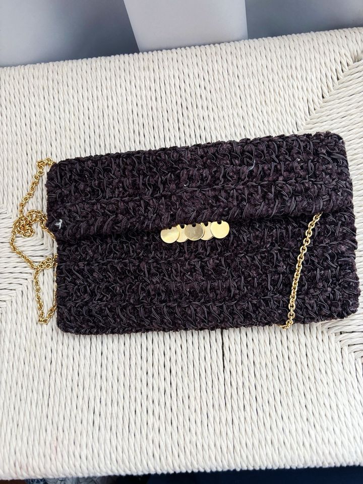 Rodo Tasche gestrickt gold clutch designer Umhängetasche in Berlin