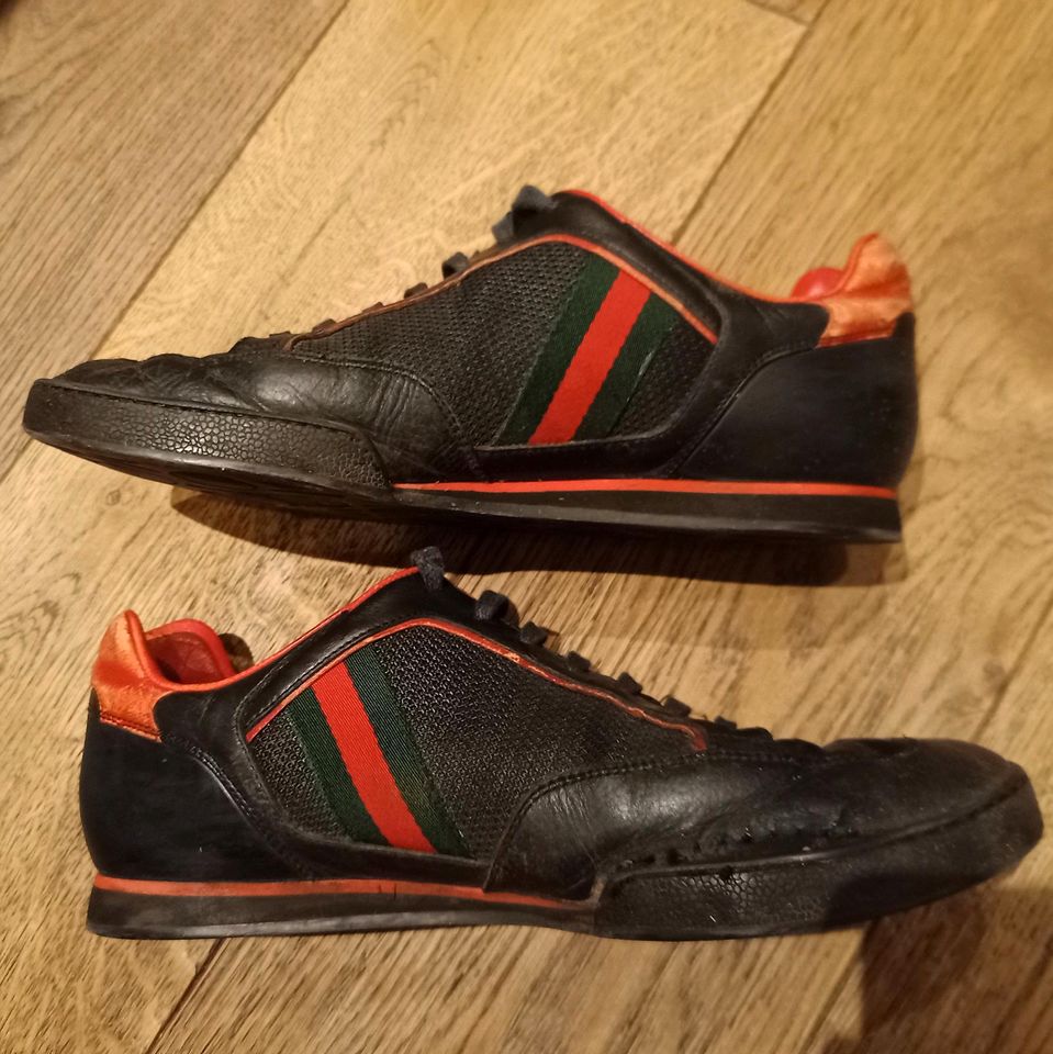 Gucci Sneaker Herren Schuhe Original Schwarz Rot Gr. 43 in Hamburg