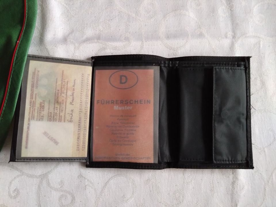 Geldbeutel Gr. ca 13x9,5 cm schwarz Kunststoff in Großbettlingen