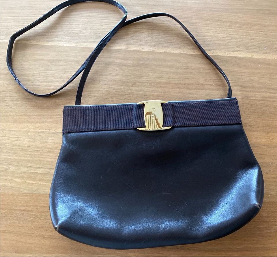 Crossbodytasche Salvatore Ferragamo Vara Lederhandtasche braun in Kirchheim bei München