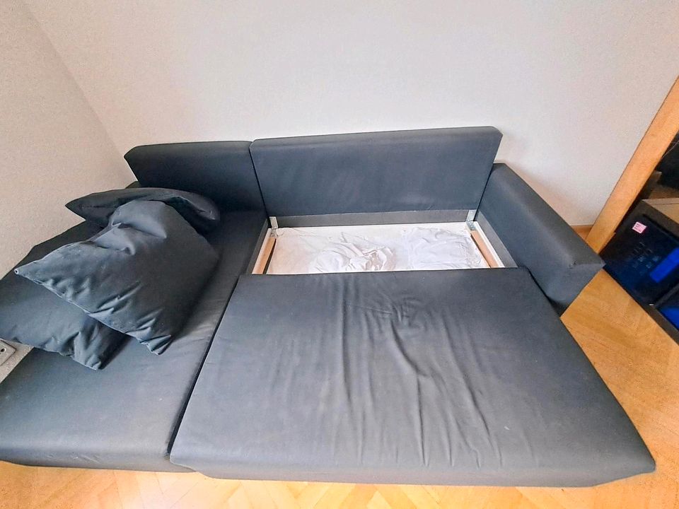 Couch Ausziehcouch Schlafcouch L-Couch 2.4m mit drei Kissen in Freiburg im Breisgau