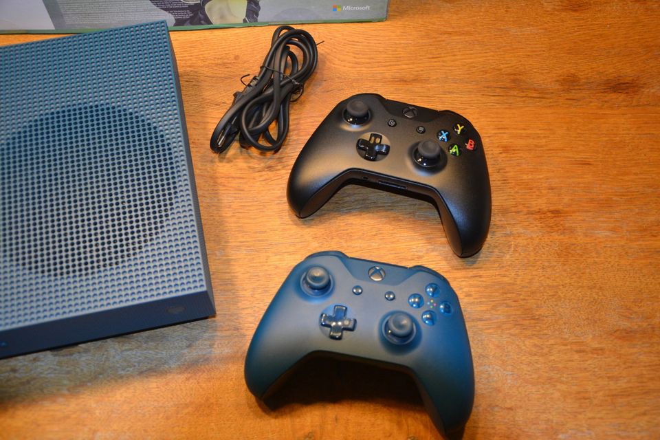 XBox One Konsole 500GB / Go + 2. Controller + Speedlink Power Kit in Remagen