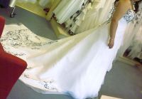 Brautkleid Hochzeitskleid mit Stickerei u.kleiner Schleppe 38/40 Bayern - Küps Vorschau