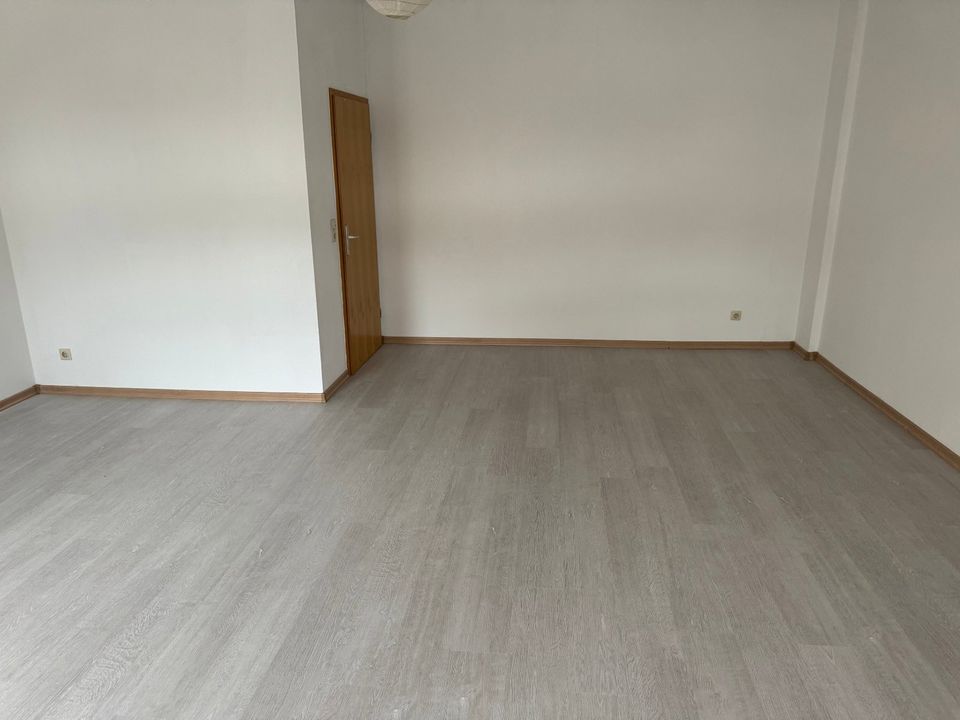 Kassel - Renovierte, helle 4 ZKB-Balkon-Wohnung - WG-GEEIGNET in Kassel