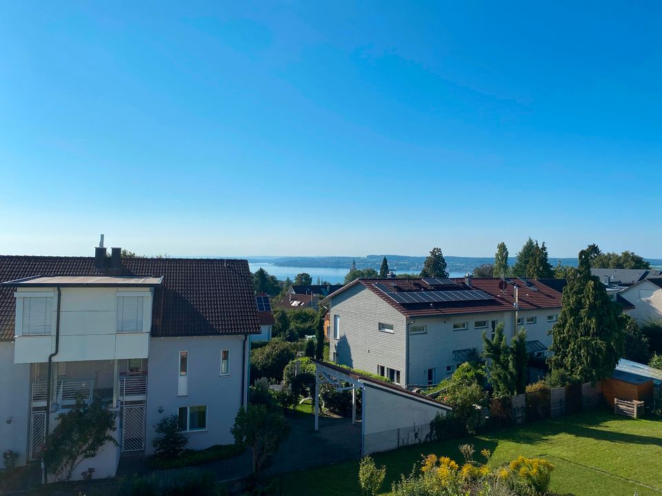 ERSTBEZUG: helle Dachgeschosswohnung mit Balkon mit Seesicht/Alpensicht und Carport - KfW 40 EE Effizienshaus! in Überlingen