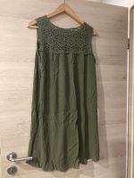 Crinkle Kleid oliv Khaki 40 42 Nordrhein-Westfalen - Burbach Vorschau