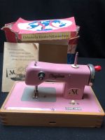 Regina Kindernähmaschine rosa mit Karton und Anleitung Nordrhein-Westfalen - Blankenheim Vorschau