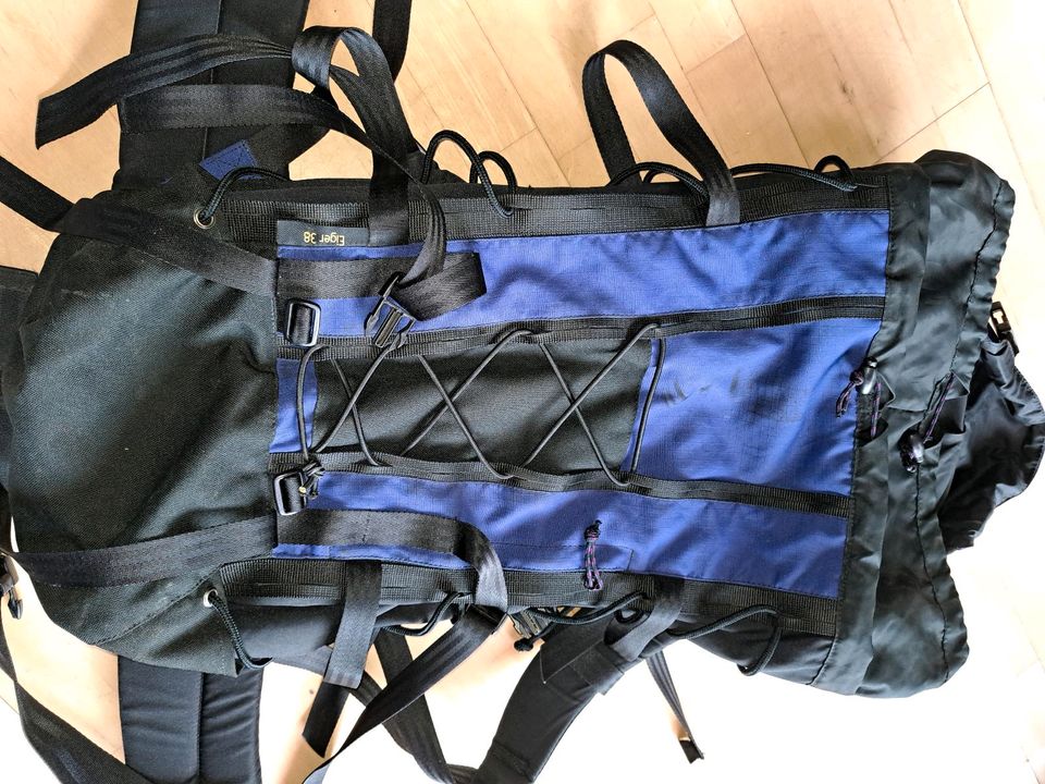 Trekking Rucksack Big Pack schwarz dunkel-blau, 40L guter Zustand in Köln