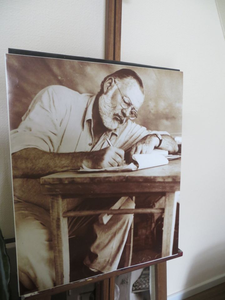 VINTAGE Poster Ernest HEMINGWAY writing at campsite in kenya in Wiesbaden