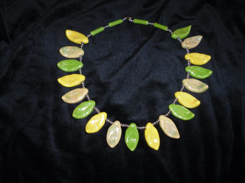 Halskette aus Keramik  -   Farben:  Gelb und Grün in Berlin