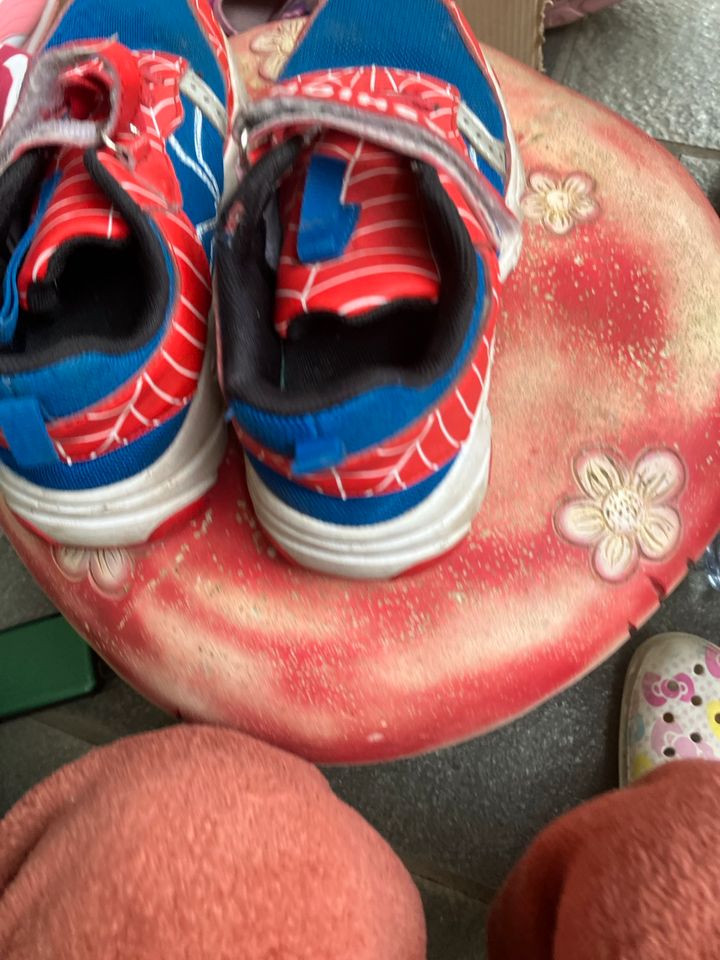 Spider-Man rot blaue Schuhe in Krefeld