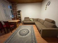 Das Wohnzimmer ein Buchregal , Teppich und Couch Bayern - Coburg Vorschau